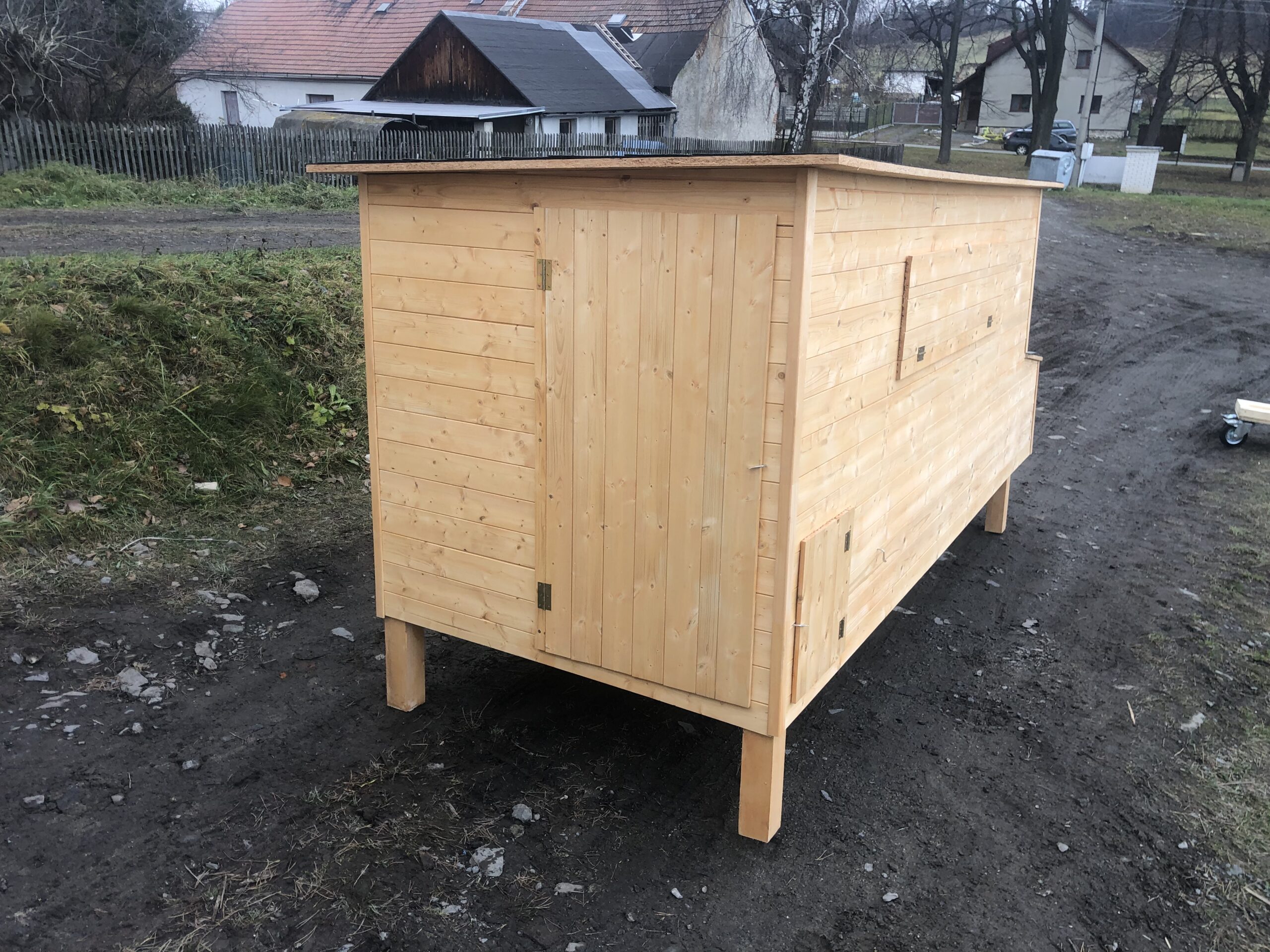 dreveny-kurnik-pro-slepice